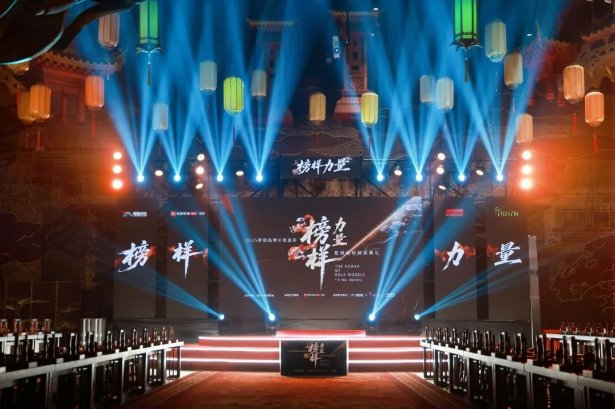 榜樣力量 | 強輝精工瓷磚斬獲2025年度家居領軍品牌